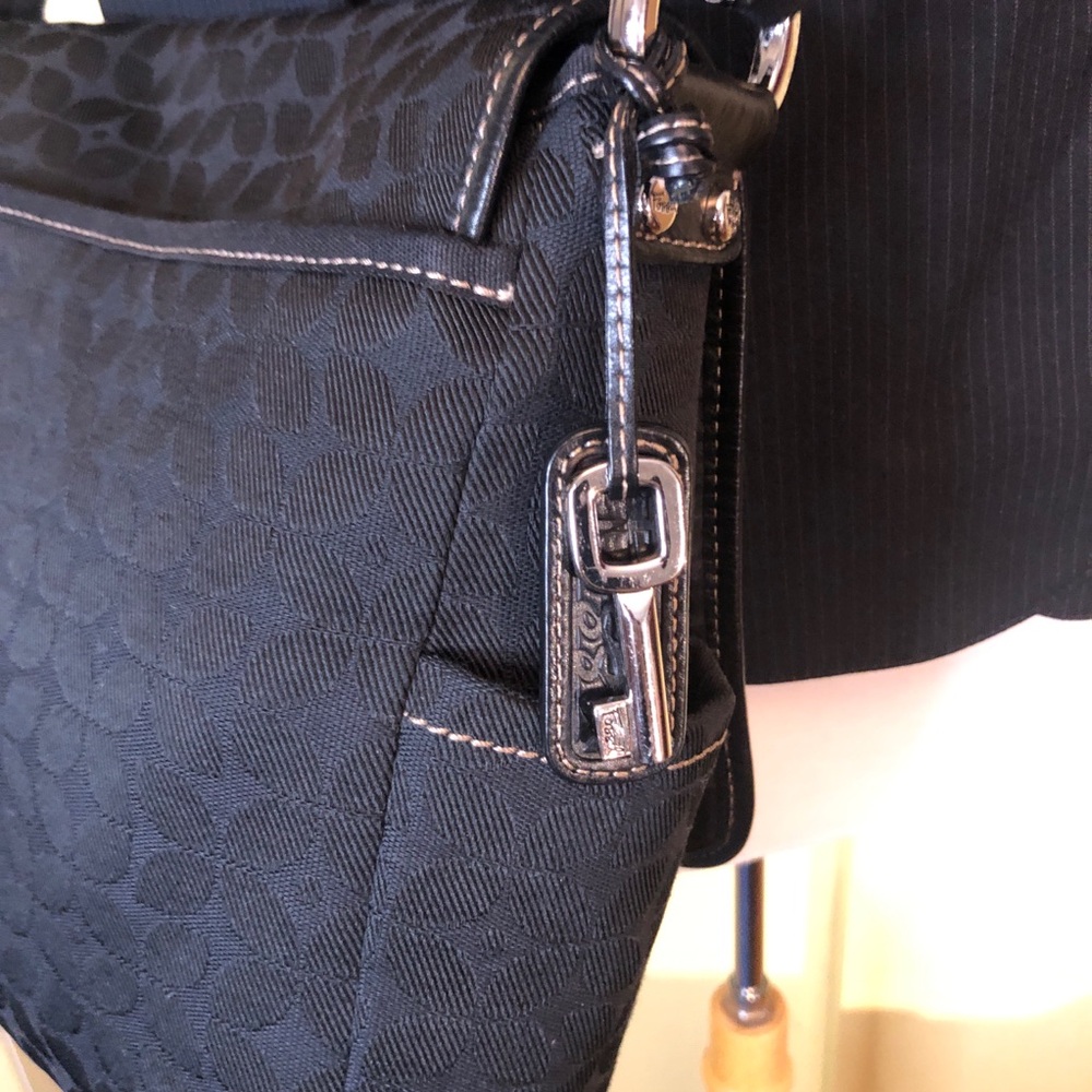Fossil Black Messenger Bag with Adjustable Strap. Like new. OG hangtag and key - Picture 7 of 16